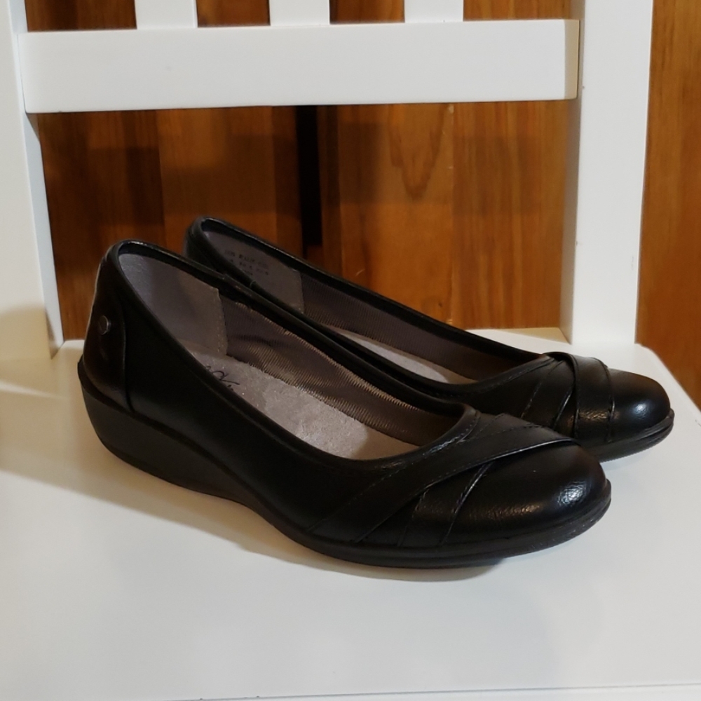 NEW IN BOX LIFESTRIDE VELOCITY MEMORY FOAM SHOES